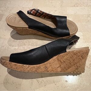 CROCS Black and Tan A-Leigh Slingback Wedge Sandals w/Cork Heel. Sz 10